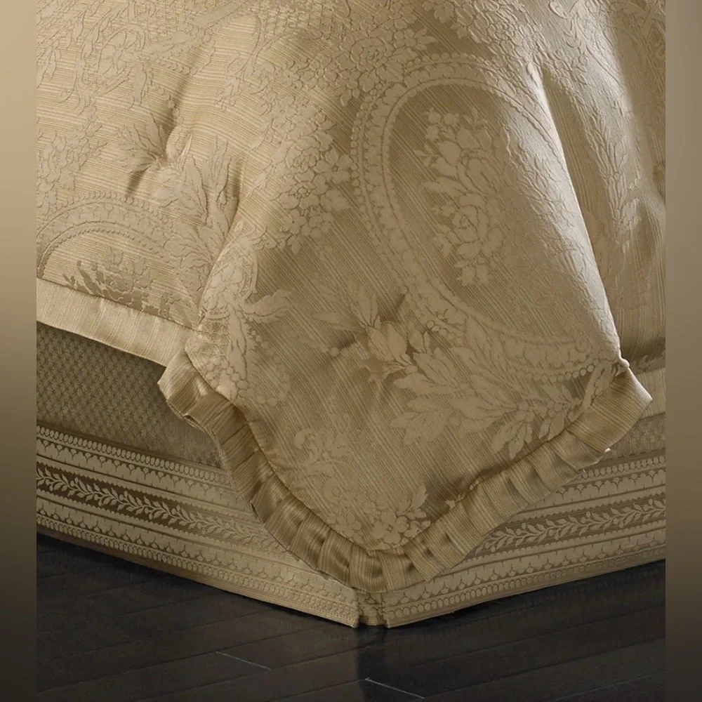 J. Queen New York Five Queens Court Napoleon Comforter Set - CAL- King. NEW